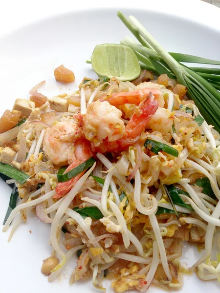 Pad Thai, nouilles de riz sautées aux crevettes. Celui du plat principal national de Thaïlande. la nourriture populaire en Thaïlande. nouilles frites thaïlandaises — Photo