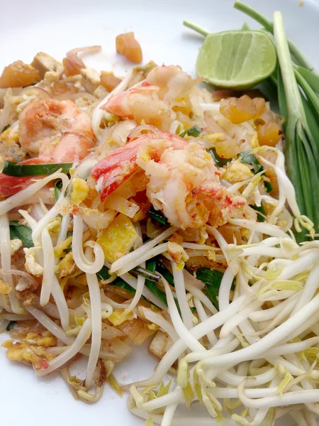 Pad Thai, wokad ris nudlar med räkor. En av Thailands främsta nationalrätt. den populära mat i Thailand. Thailändska stekta nudlar — Stockfoto