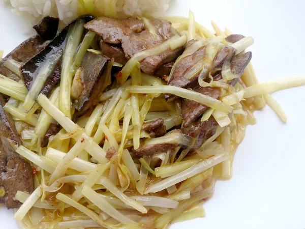 Kızarmış domuz karaciğer beyaz Allium Tuberosumand ve sarımsak chives ile beyaz tabakta karıştırın. Asya Mutfağı ev yapımı fikri. Tayland gıda. — Stok fotoğraf