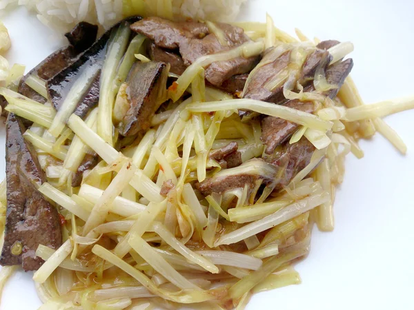 Kızarmış domuz karaciğer beyaz Allium Tuberosumand ve sarımsak chives ile beyaz tabakta karıştırın. Asya Mutfağı ev yapımı fikri. Tayland gıda. — Stok fotoğraf