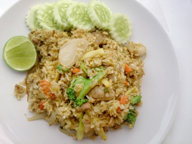 Yakın çekim yeşil köri kızarmış pirinç Yemeği, lezzetli kızarmış pilav ile tavuk yeşil köri, Tayland gıda