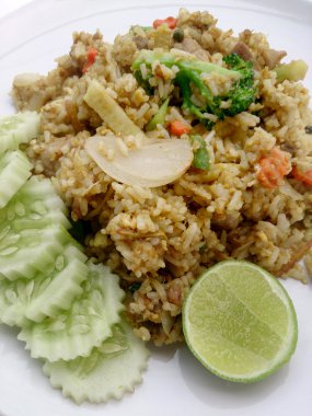 Yakın çekim yeşil köri kızarmış pirinç Yemeği, lezzetli kızarmış pilav ile tavuk yeşil köri, Tayland gıda