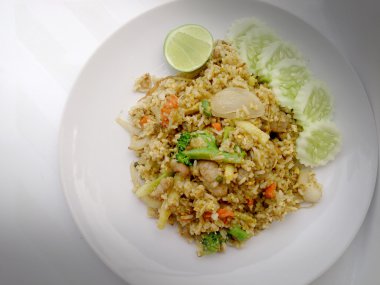 Yakın çekim yeşil köri kızarmış pirinç Yemeği, lezzetli kızarmış pilav ile tavuk yeşil köri, Tayland gıda