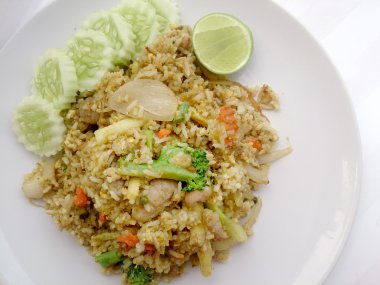 Yakın çekim yeşil köri kızarmış pirinç Yemeği, lezzetli kızarmış pilav ile tavuk yeşil köri, Tayland gıda