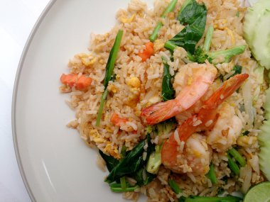 Beyaz tabakta karidesli kızarmış pirinç.