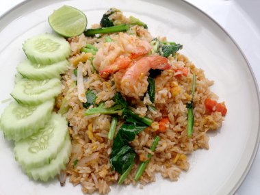 Beyaz tabakta karidesli kızarmış pirinç.