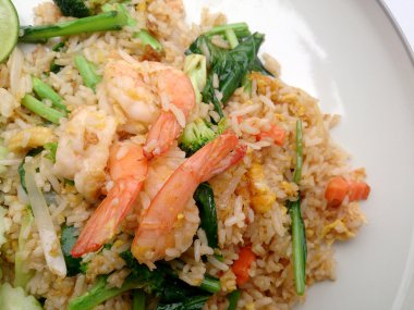 Beyaz tabakta karidesli kızarmış pirinç.