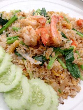 Beyaz tabakta karidesli kızarmış pirinç.