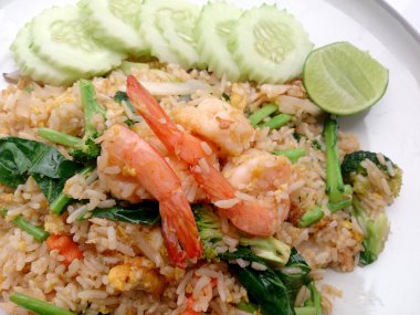 Beyaz tabakta karidesli kızarmış pirinç.