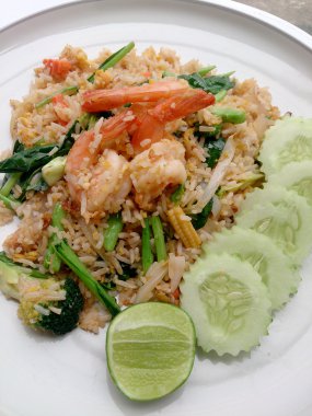 Beyaz tabakta karidesli kızarmış pirinç.