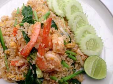 Beyaz tabakta karidesli kızarmış pirinç.