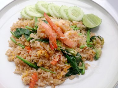 Beyaz tabakta karidesli kızarmış pirinç.