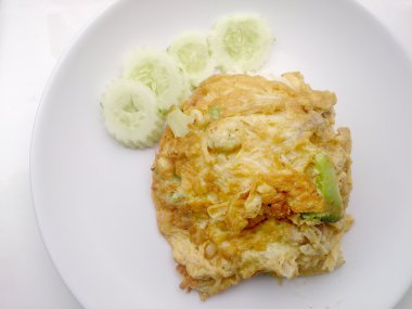 Thai usulü omlet (Khai Jiao), içinde sebzeli omlet plaka beyaz, popüler geleneksel Tay tarzı besindir