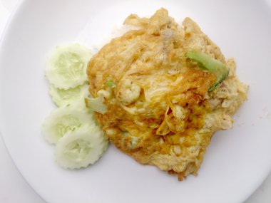 Thai usulü omlet (Khai Jiao), içinde sebzeli omlet plaka beyaz, popüler geleneksel Tay tarzı besindir