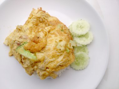 Thai usulü omlet (Khai Jiao), içinde sebzeli omlet plaka beyaz, popüler geleneksel Tay tarzı besindir