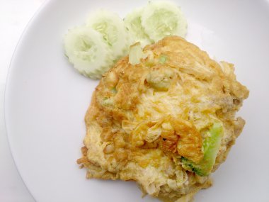 Thai usulü omlet (Khai Jiao), içinde sebzeli omlet plaka beyaz, popüler geleneksel Tay tarzı besindir
