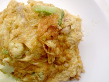 Thai usulü omlet (Khai Jiao), içinde sebzeli omlet plaka beyaz, popüler geleneksel Tay tarzı besindir