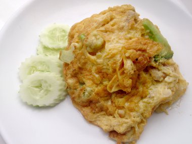 Thai usulü omlet (Khai Jiao), içinde sebzeli omlet plaka beyaz, popüler geleneksel Tay tarzı besindir