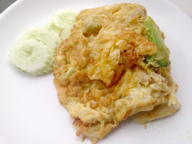 Thai usulü omlet (Khai Jiao), içinde sebzeli omlet plaka beyaz, popüler geleneksel Tay tarzı besindir