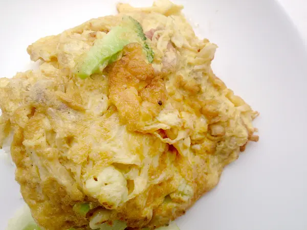 Thai usulü omlet (Khai Jiao), içinde sebzeli omlet plaka beyaz, popüler geleneksel Tay tarzı besindir — Stok fotoğraf