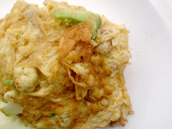 Thai usulü omlet (Khai Jiao), içinde sebzeli omlet plaka beyaz, popüler geleneksel Tay tarzı besindir — Stok fotoğraf