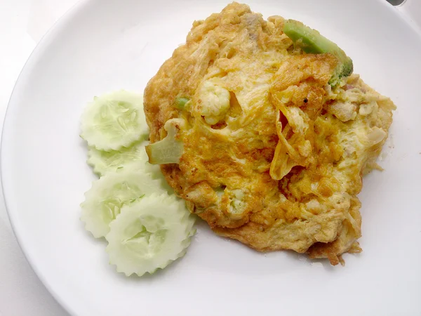 Thai-Style Omelet (Khai Jiao), Omelet dengan sayuran di piring putih, Ini makanan tradisional Thailand yang populer — Stok Foto