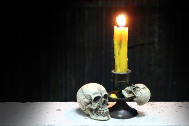 Kafatası ve mum /Still life tarzı ışık