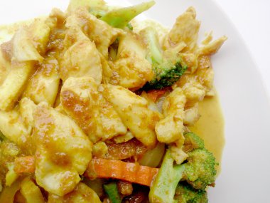 Yakın çekim yeşil köri tavuk yemek üzerinde sebze kızarmış, lezzetli kızarmış tavuk yeşil köri, kızarmış sebze Tayland gıda