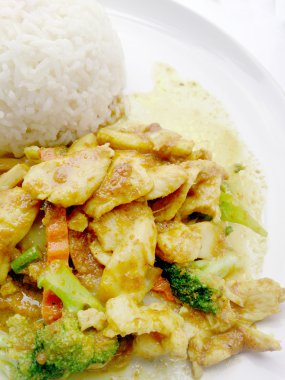 Yakın çekim yeşil köri tavuk yemek üzerinde sebze kızarmış, lezzetli kızarmış tavuk yeşil köri, kızarmış sebze Tayland gıda