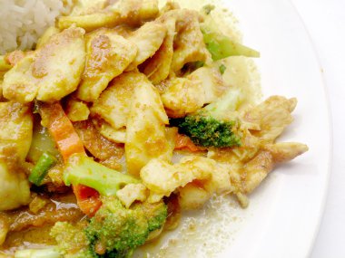 Yakın çekim yeşil köri tavuk yemek üzerinde sebze kızarmış, lezzetli kızarmış tavuk yeşil köri, kızarmış sebze Tayland gıda