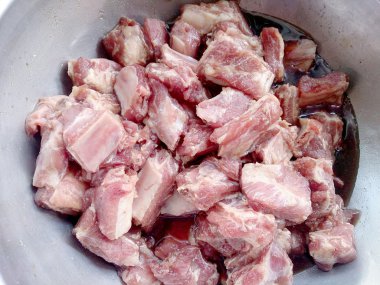 Marine ve terbiyeli domuz eti boyun dilimleri içinde bir darbe.