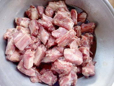 Marine ve terbiyeli domuz eti boyun dilimleri içinde bir darbe.