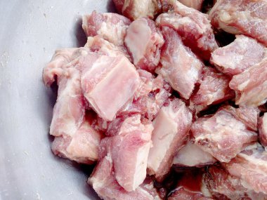 Marine ve terbiyeli domuz eti boyun dilimleri içinde bir darbe.