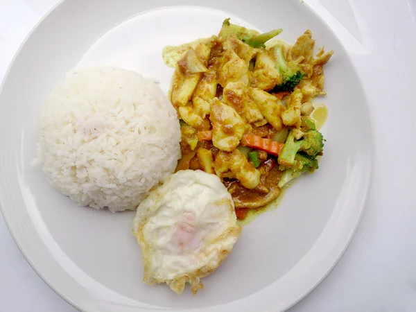 Nahaufnahme grünes Curry gebratenes Gemüse mit Huhn auf Teller, leckeres gebratenes Gemüse mit Hühnercurry, thailändisches Essen — Stockfoto