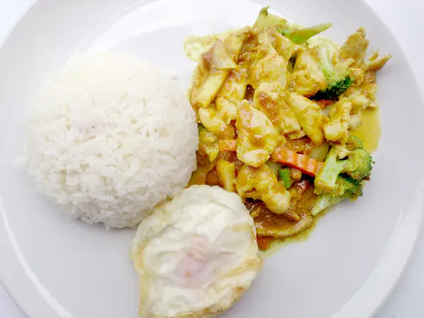 Menutup hijau kari goreng sayuran dengan ayam di piring, Delicious goreng sayuran dengan kari hijau ayam, Thai Food — Stok Foto