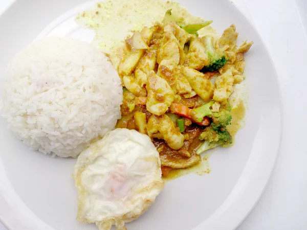 Menutup hijau kari goreng sayuran dengan ayam di piring, Delicious goreng sayuran dengan kari hijau ayam, Thai Food — Stok Foto