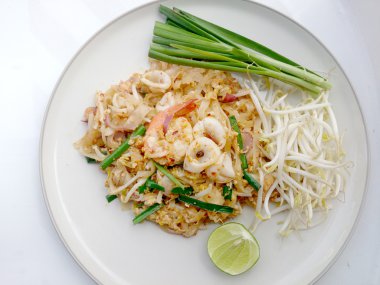 Tay tarzında erişte. Tayland'ın Millî yemekleri, karides ve kalamar (Pad Tay ile tavada kızartılmış Pirinç Noodle)