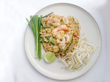 Tay tarzında erişte. Tayland'ın Millî yemekleri, karides ve kalamar (Pad Tay ile tavada kızartılmış Pirinç Noodle)