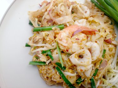 Tay tarzında erişte. Tayland'ın Millî yemekleri, karides ve kalamar (Pad Tay ile tavada kızartılmış Pirinç Noodle)