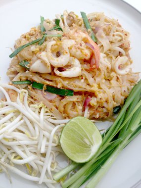 Tay tarzında erişte. Tayland'ın Millî yemekleri, karides ve kalamar (Pad Tay ile tavada kızartılmış Pirinç Noodle)