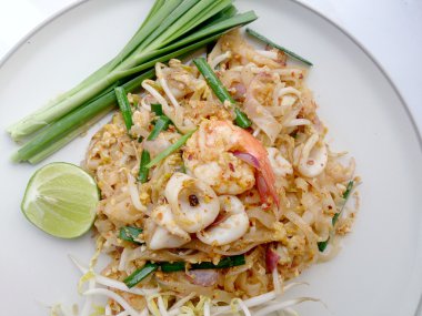 Tay tarzında erişte. Tayland'ın Millî yemekleri, karides ve kalamar (Pad Tay ile tavada kızartılmış Pirinç Noodle)