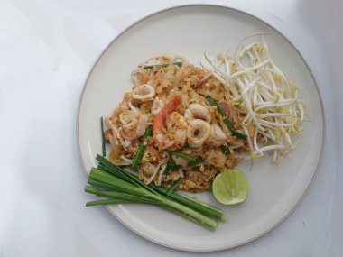 Tay tarzında erişte. Tayland'ın Millî yemekleri, karides ve kalamar (Pad Tay ile tavada kızartılmış Pirinç Noodle)