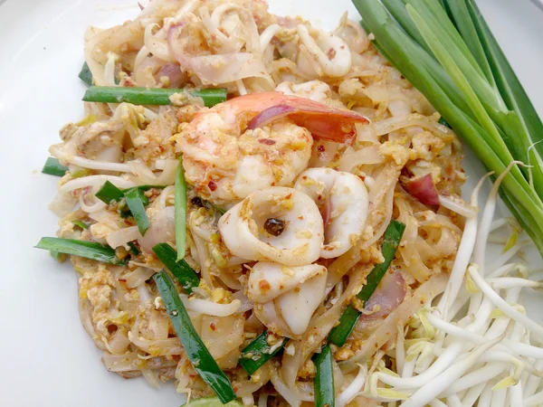 Лапша в тайском стиле. Национальные блюда Таиланда, жареная рисовая лапша с креветками и кальмарами (Pad Thai ) — стоковое фото