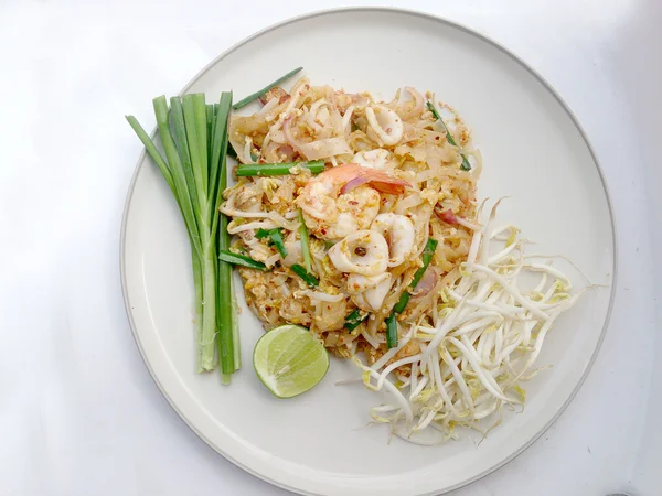 Thajském stylu nudle. Thajsko je národní jídla, hýbat-smažené rýžové nudle s krevetami a olihně (Pad thajské) — Stock fotografie