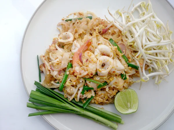 Fideos estilo tailandés. Platos nacionales de Tailandia, fideos de arroz fritos con camarones y calamares (Pad Thai ) — Foto de Stock