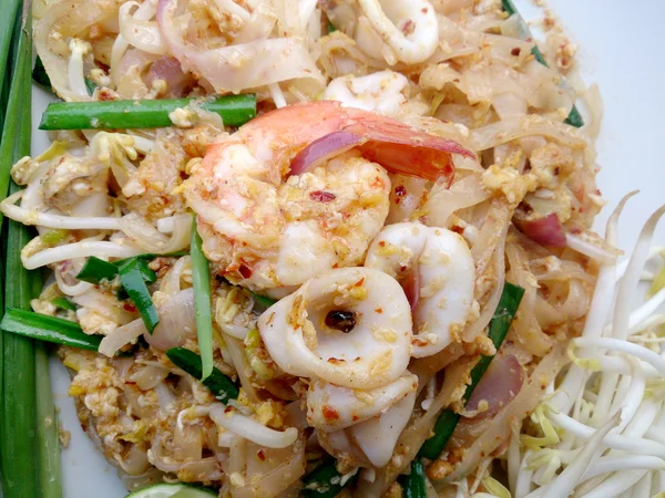 タイ風ラーメン タイの郷土料理 海老とイカ パッドのタイの炒めビーフン — ストック写真