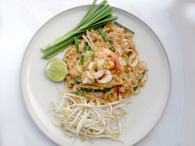 Tay tarzında erişte. Tayland'ın Millî yemekleri, karides ve kalamar (Pad Tay ile tavada kızartılmış Pirinç Noodle)