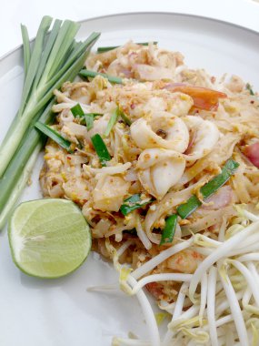 Tay tarzında erişte. Tayland'ın Millî yemekleri, karides ve kalamar (Pad Tay ile tavada kızartılmış Pirinç Noodle)