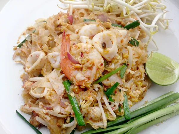 Локшина тайському стилі. Національні страви в Таїланді, обсмажена рисова локшина з креветками й кальмарами (Pad Тайська) — стокове фото