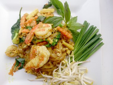 Pad Tay noodle tarzı yeşil köri ve karides. Tay gıda tarzı.